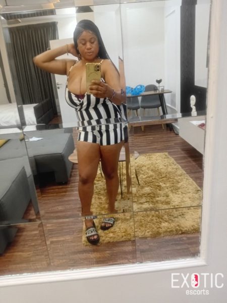 Vicky, escort in Osu, Ghana (photo 6)