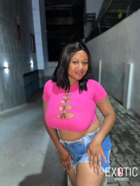Vicky, escort in Osu, Ghana (photo 8)