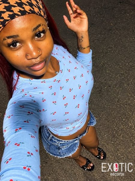 Eshter, escort in Osu, Ghana (photo 3)